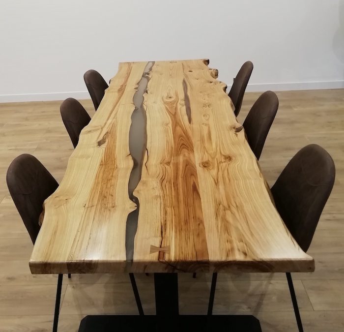 Table en bois et résine
