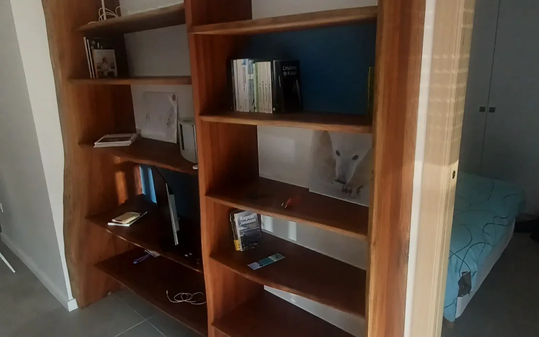 bibliothèque sur mesure en bois exotique
