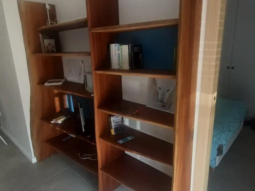 bibliothèque sur mesure en bois exotique